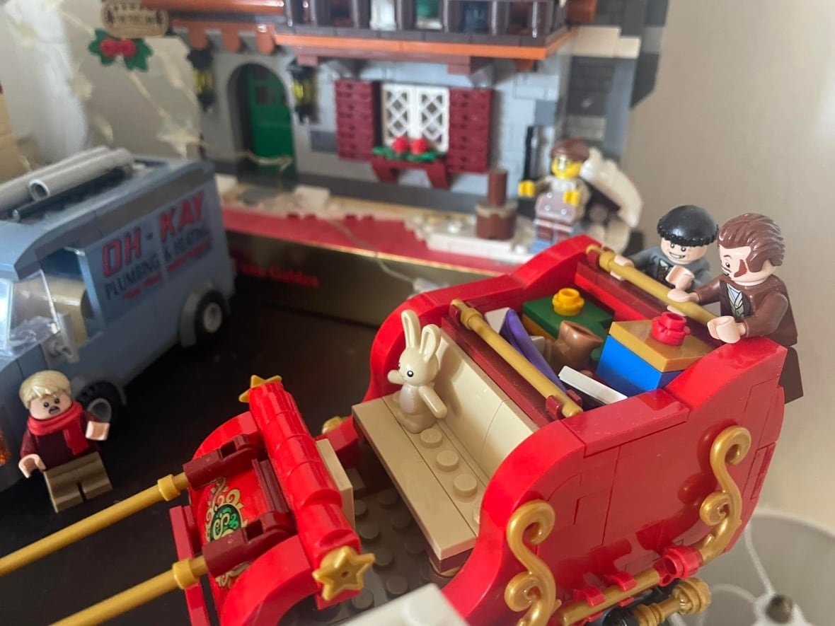 Lego minifigures from the movie Home Alone sneak onto Santa's sleigh. 